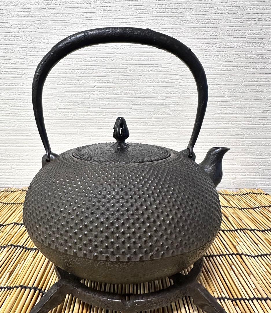 未使用品、供箱付　南部薫山工房造　１５型　アラレ　南部鉄瓶　南部鉄器　鉄瓶