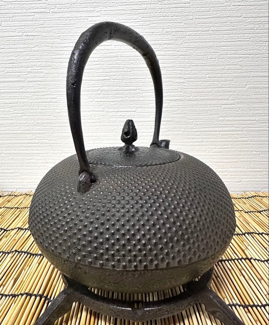 未使用品、供箱付　南部薫山工房造　１５型　アラレ　南部鉄瓶　南部鉄器　鉄瓶