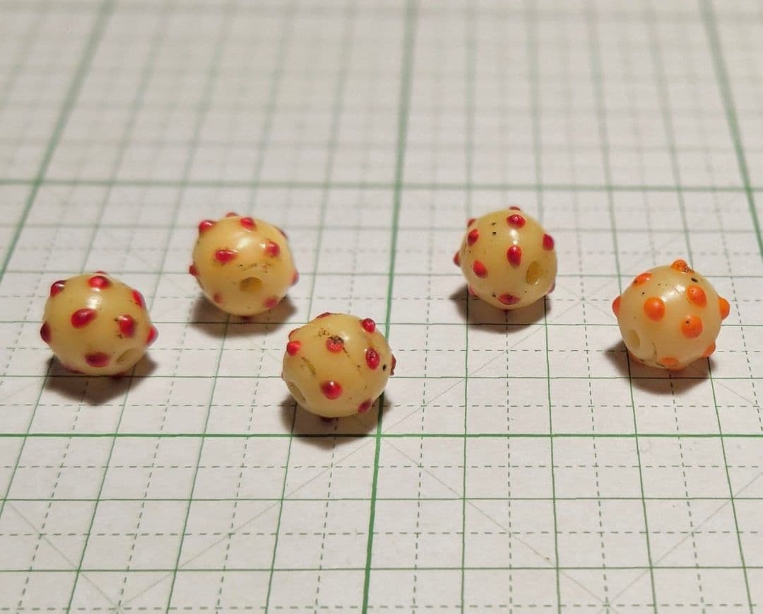 アフリカとんぼ玉　アンティーク　レイズドスカンク　特色