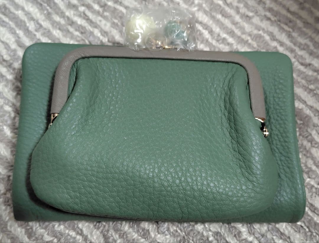 【未使用品】イアパピヨネ　がま口二つ折り財布　スモーキーグリーン
