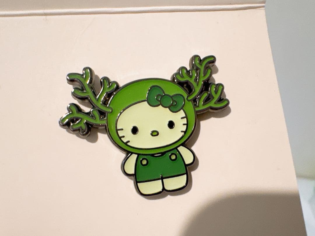 日本館限定　ピンバッジ　万博　モズク　藻キティ　藻類キティ