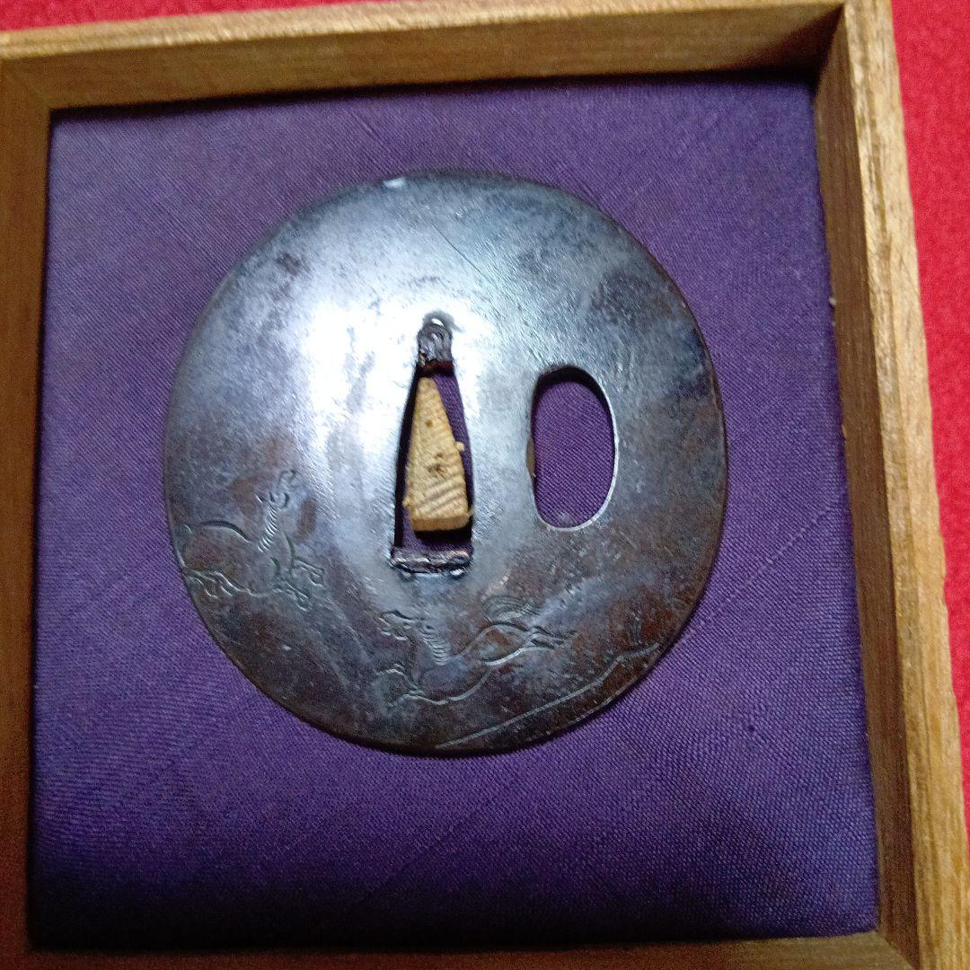 後藤光孝在銘。馬の彫刻デザイン付き　赤銅鍔