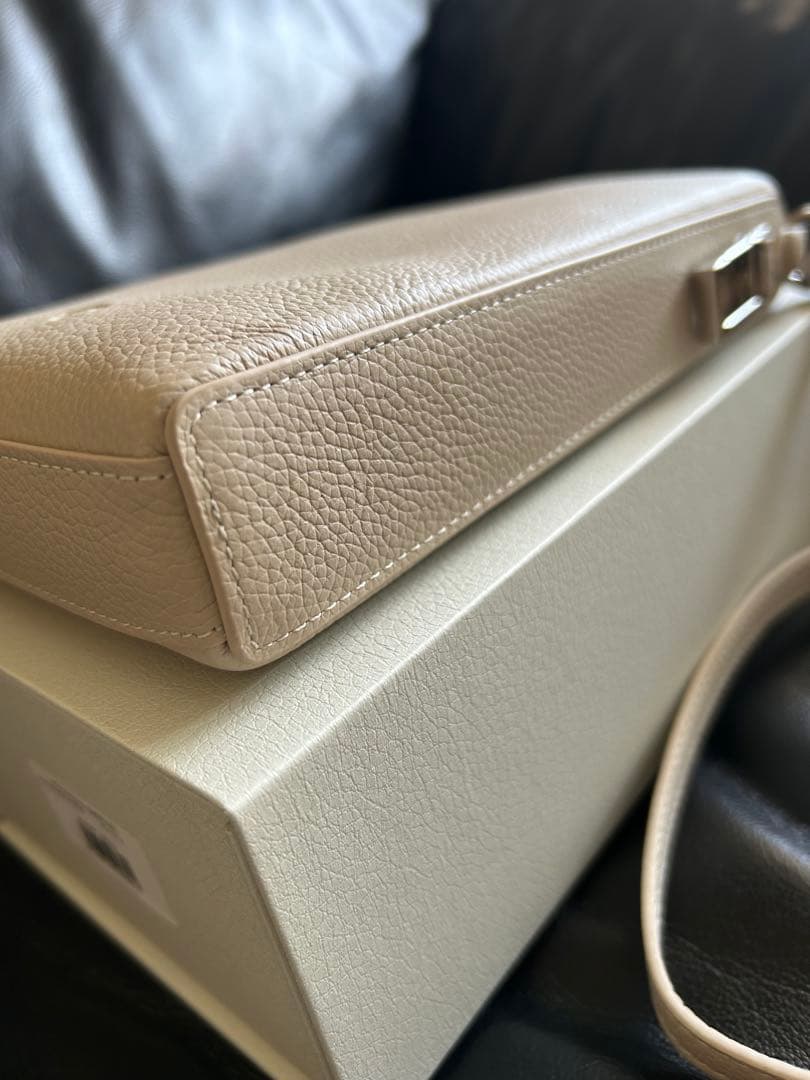 新品❗️DEMIU Petit Smartphone Bag ストラップ付ベージュ