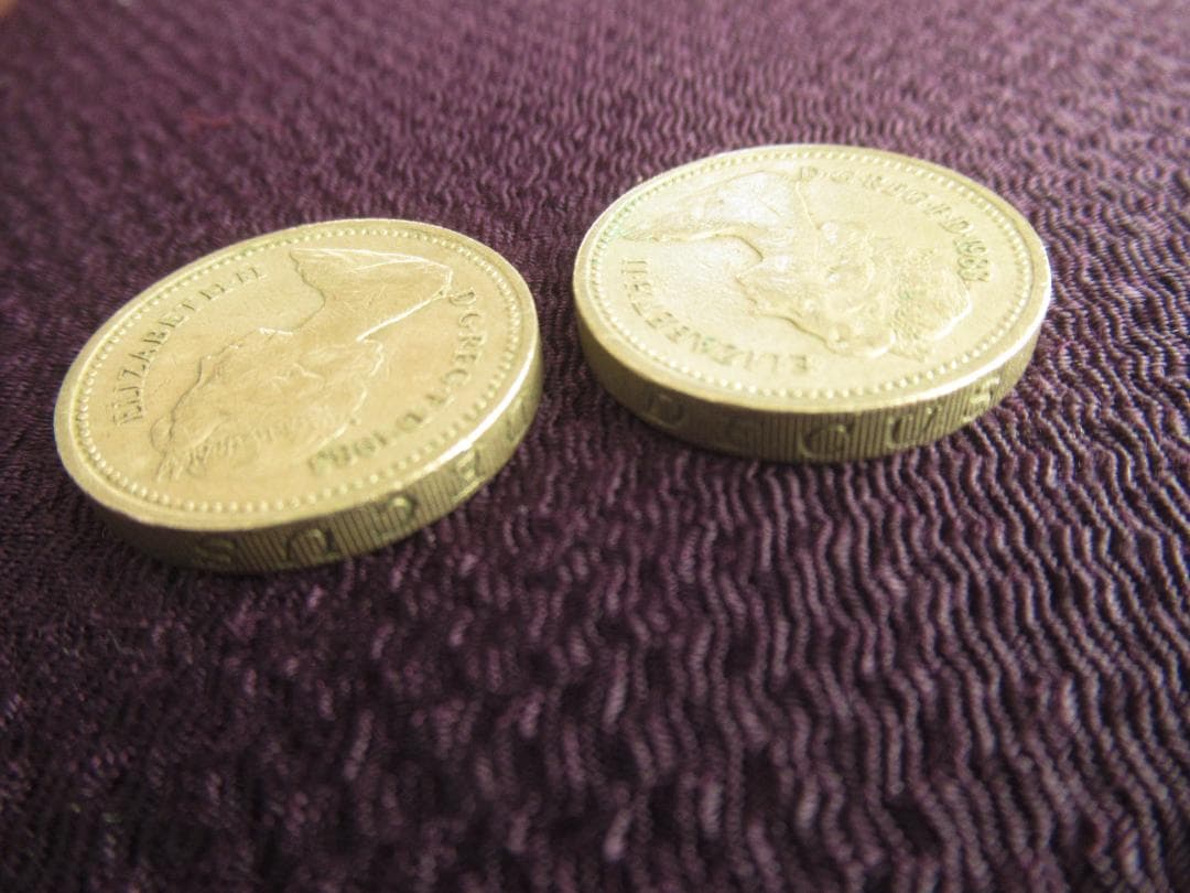 イギリス エリザベス2世 1ポンド硬貨 1983年 通常版＋エラー版 2枚セット