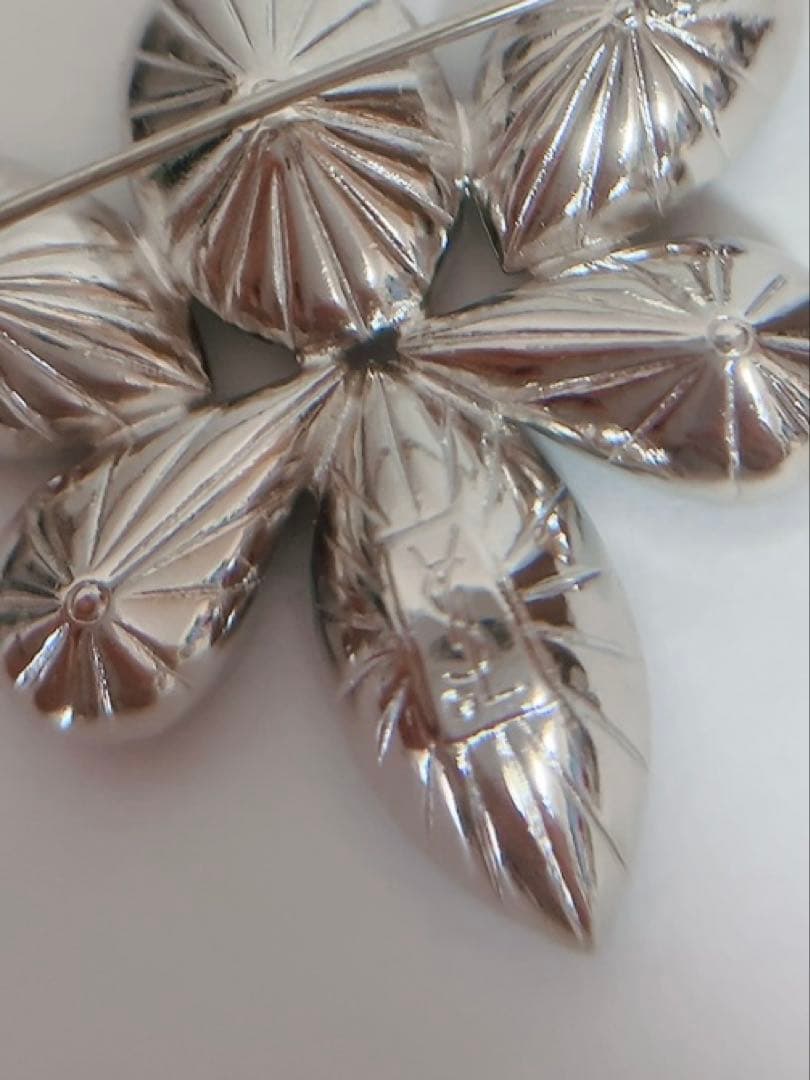 イヴサンローランYVESSAINTLAURENT ピンブローチ　ヴィンテージ