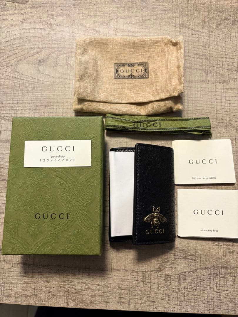 GUCCI レザーキーケース 蜂モチーフ