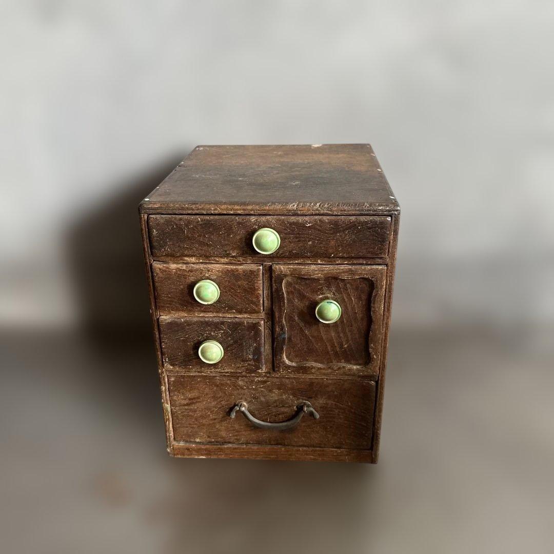 ヴィンテージ　グリーンの取っ手がとても可愛い❣️木製4段引き出し箪笥