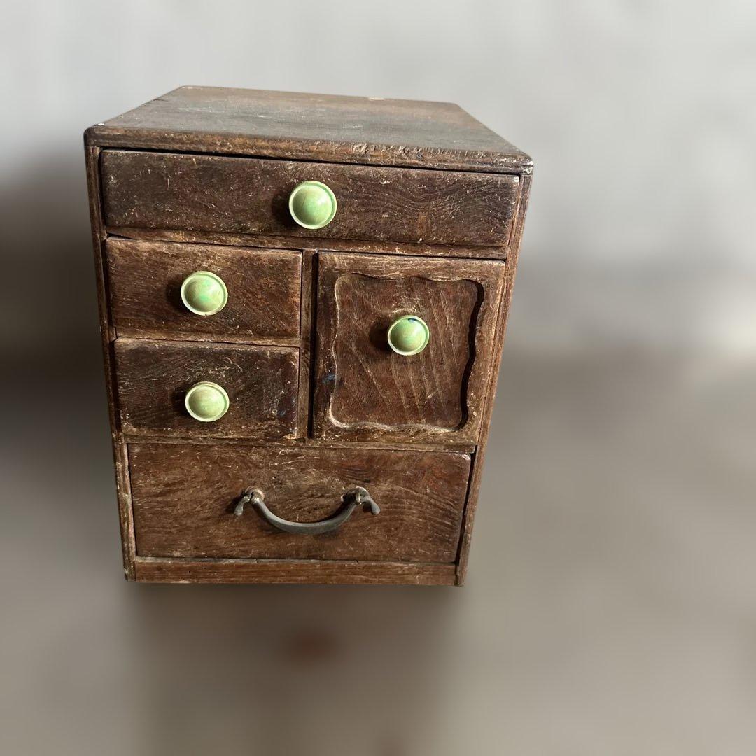 ヴィンテージ　グリーンの取っ手がとても可愛い❣️木製4段引き出し箪笥