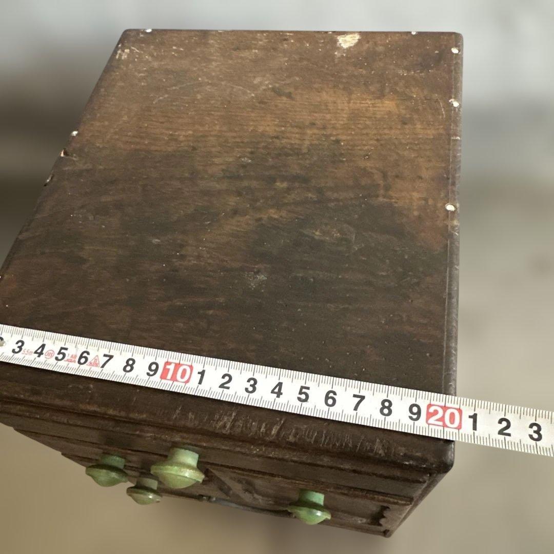 ヴィンテージ　グリーンの取っ手がとても可愛い❣️木製4段引き出し箪笥