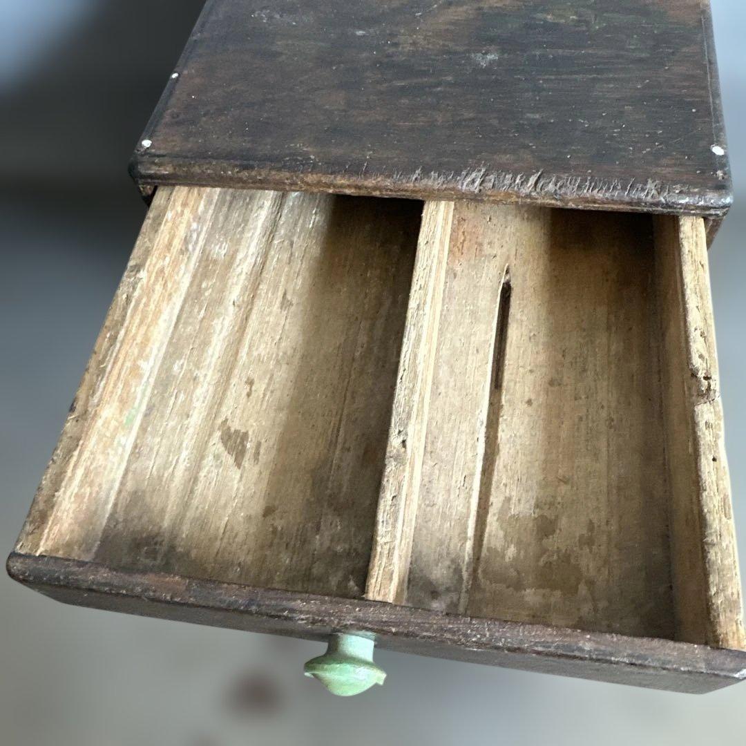 ヴィンテージ　グリーンの取っ手がとても可愛い❣️木製4段引き出し箪笥