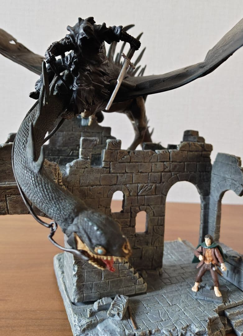 ロード・オブ・ザ・リング《フロドを襲う 翼竜とナズグル 》 大型フィギュア