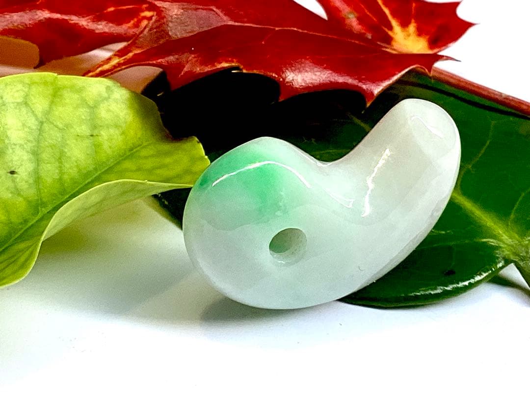 ✳premiumシリーズ 幸運導く天然無垢石の御守り　糸魚川翡翠ジェダイト勾玉