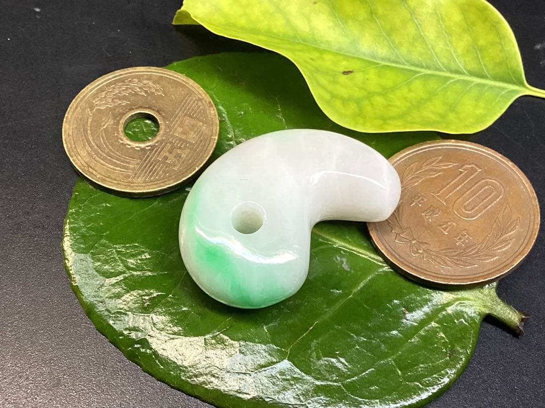 ✳premiumシリーズ 幸運導く天然無垢石の御守り　糸魚川翡翠ジェダイト勾玉