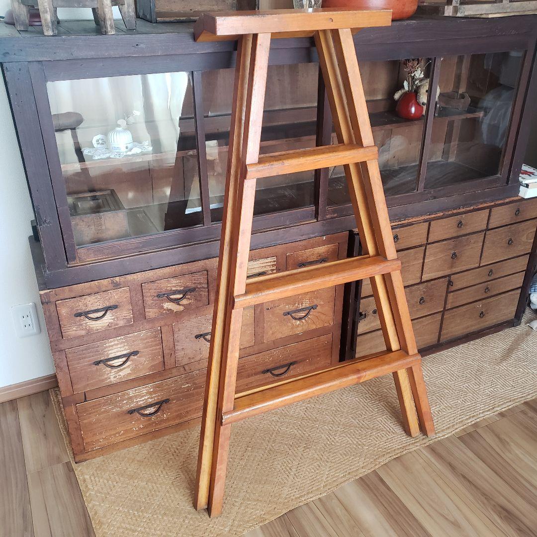 枯れた古い木製の脚立　ラダー　古道具　古家具　梯　シェルフ　棚