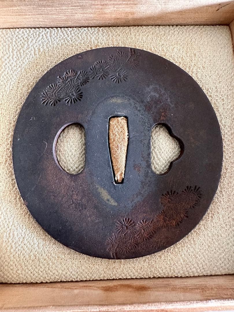 鉄地　丸形　松文彫り鍔　直径約7.8cm 厚4mm 重さ135g 木箱付2572