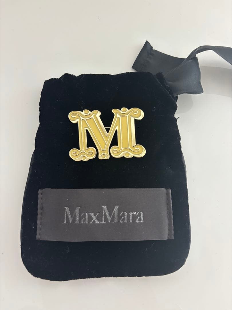 Max Mara ゴールド　クリーム色　ロゴブローチ付きポーチ