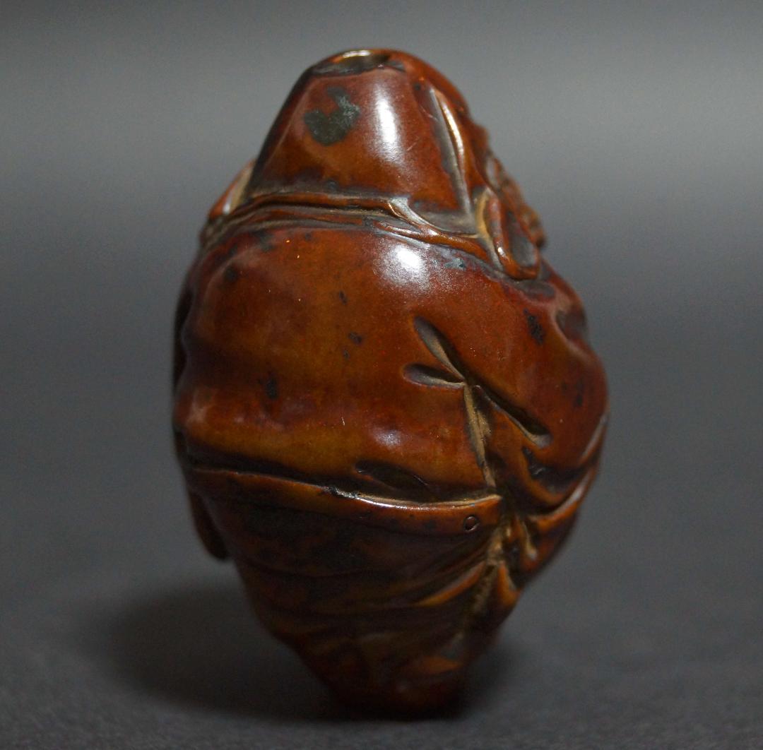 清 胡桃彫 細工彫り『達磨像』根付 種彫り緒締玉 提げ物 装飾品 長さ4.8ｃｍ