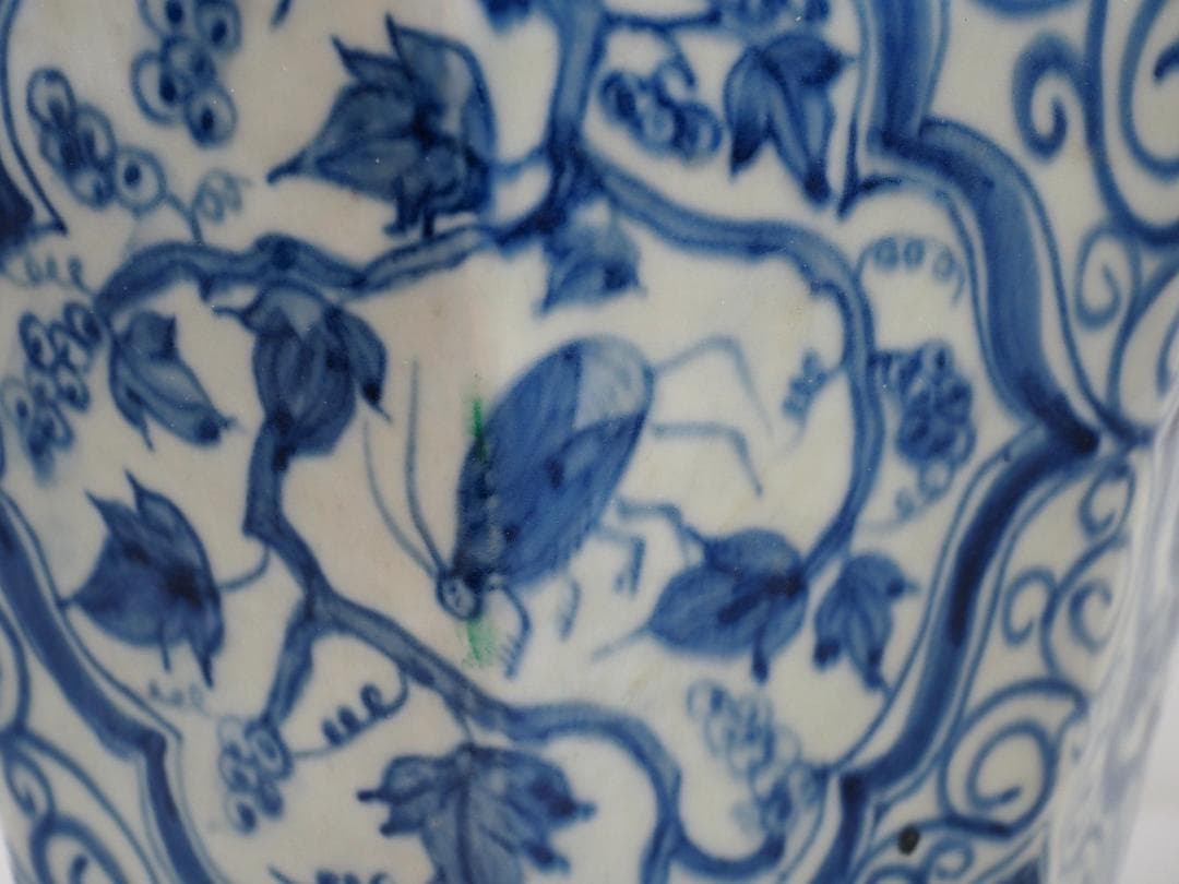青花　染付　八角瓶　鳳凰　麒麟　葡萄　昆虫　花鳥風月　中国　中華　壺