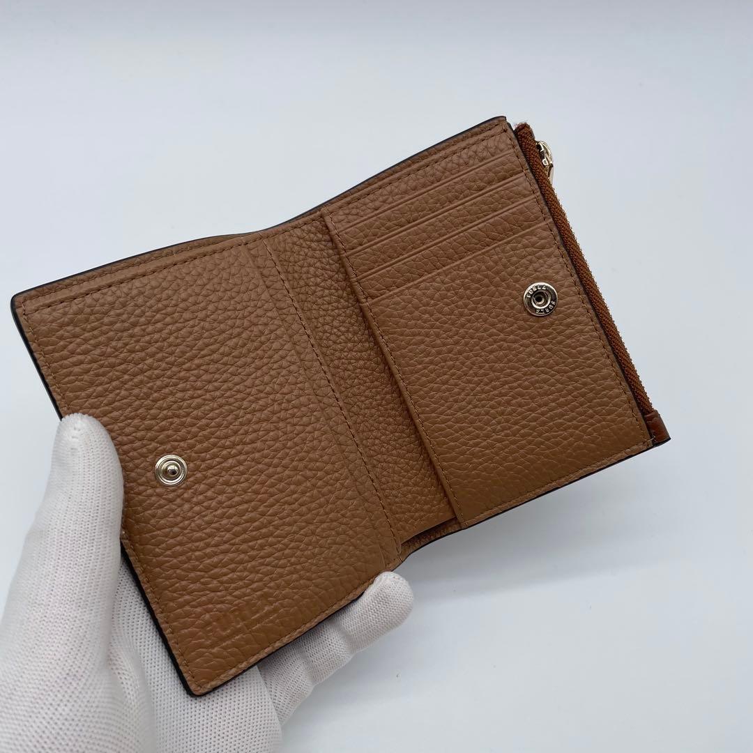 未使用　FURLA 二つ折り財布　ダフネ　アーチロゴ