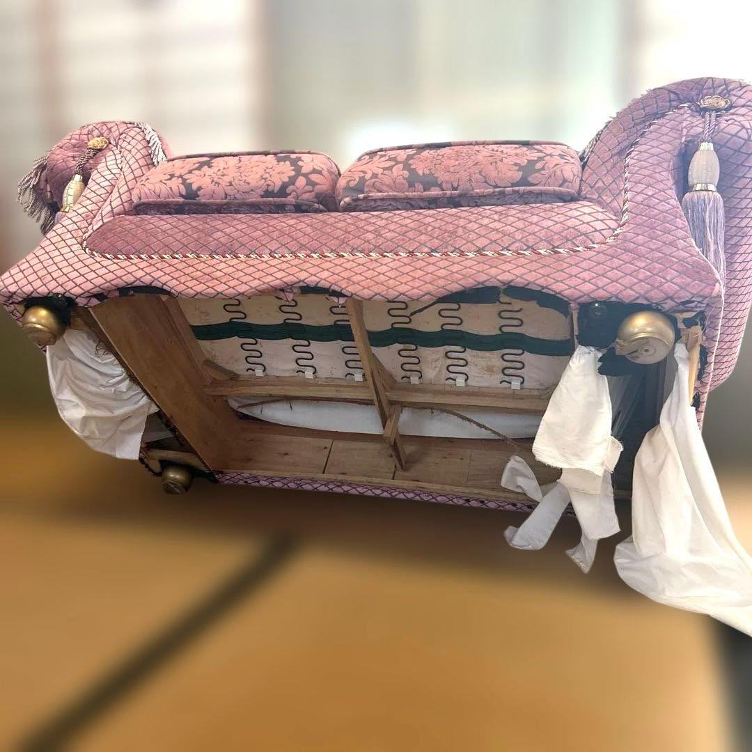 フローラルパターン ピンクソファ