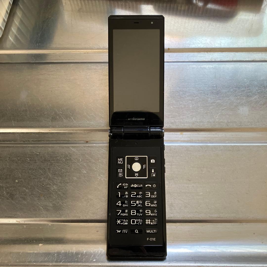 F-01E 折りたたみ式携帯電話 本体&充電器