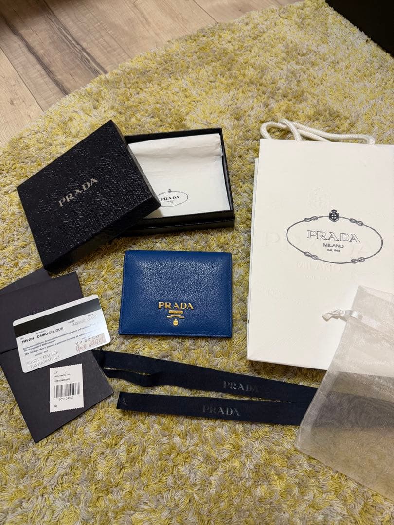 PRADA 二つ折り財布 青 レザー　美品