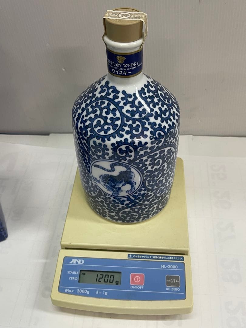 未開栓 サントリー 白州12年 ウイスキー 有田焼 染付蛸唐草寅文筒型瓶「寅」