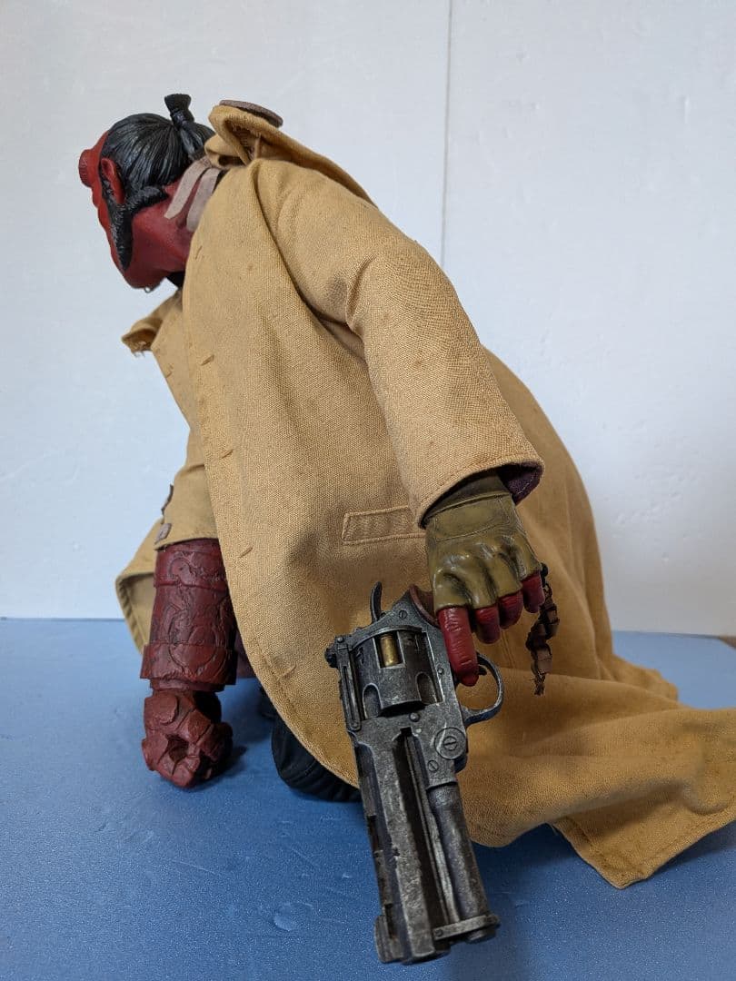 Hellboy フィギュア コート付き