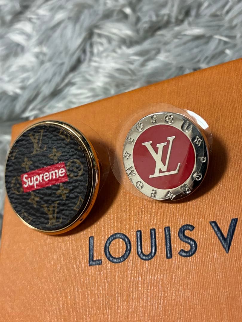 ルイ・ヴィトン シュプリーム　コラボ　ピンバッジ　未使用品　箱　袋付