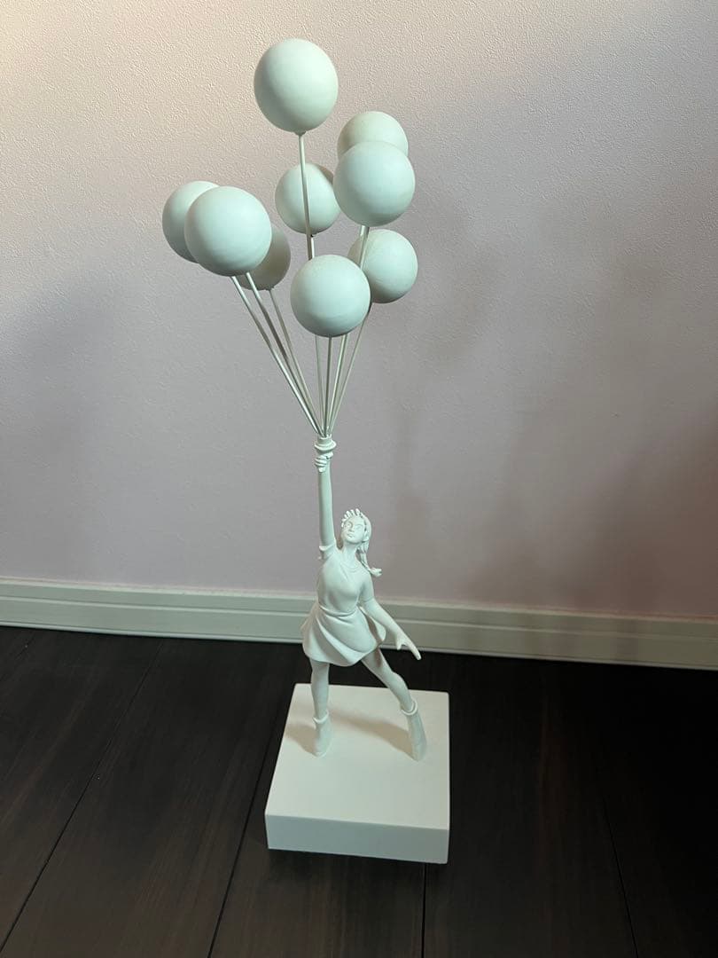 バルーンを持つ少女のホワイトフィギュアバンクシー