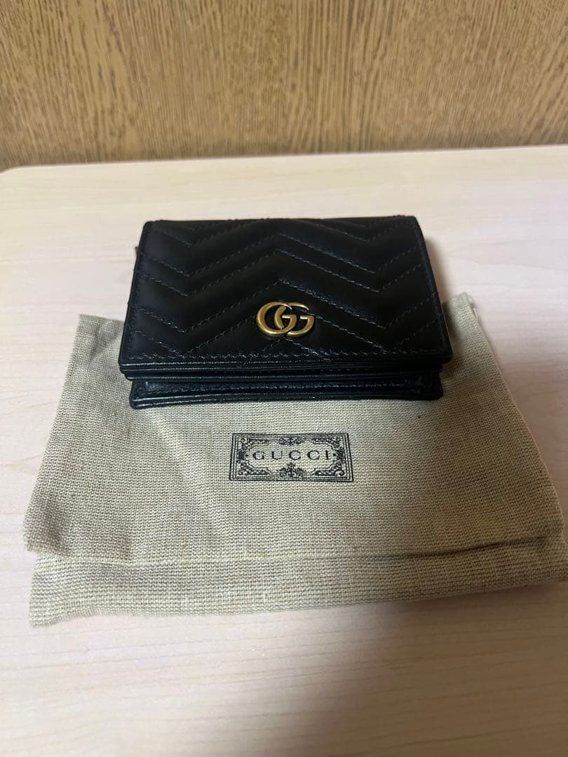 GUCCI 二つ折り財布　ブラック　レザー