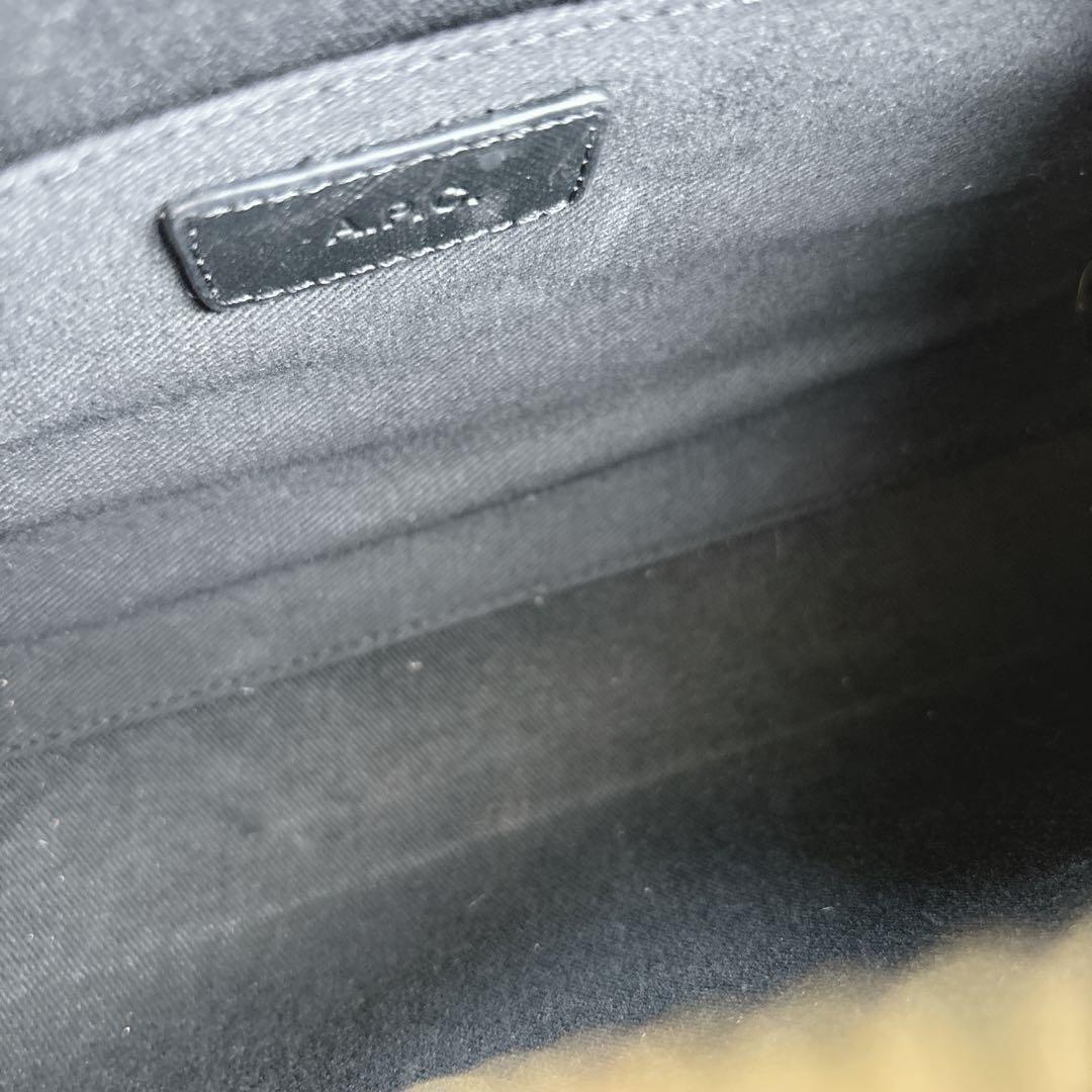 【美品】アーペーセー　ショルダーバッグ　ハーフムーン　サフィアーノ　黒