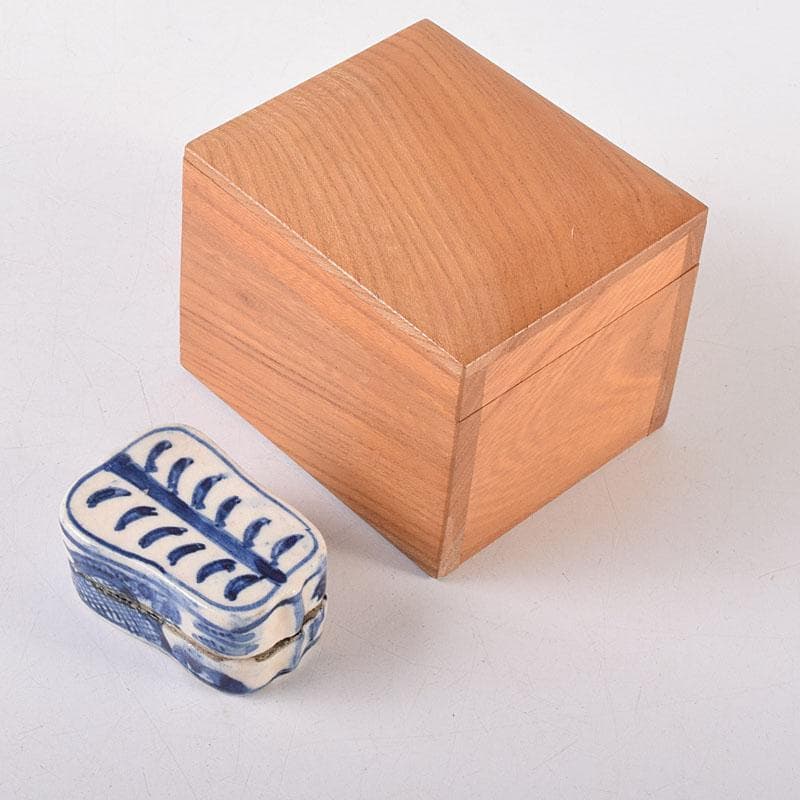 中国　成化年製款　青花　蓋物　時代箱　V　8094