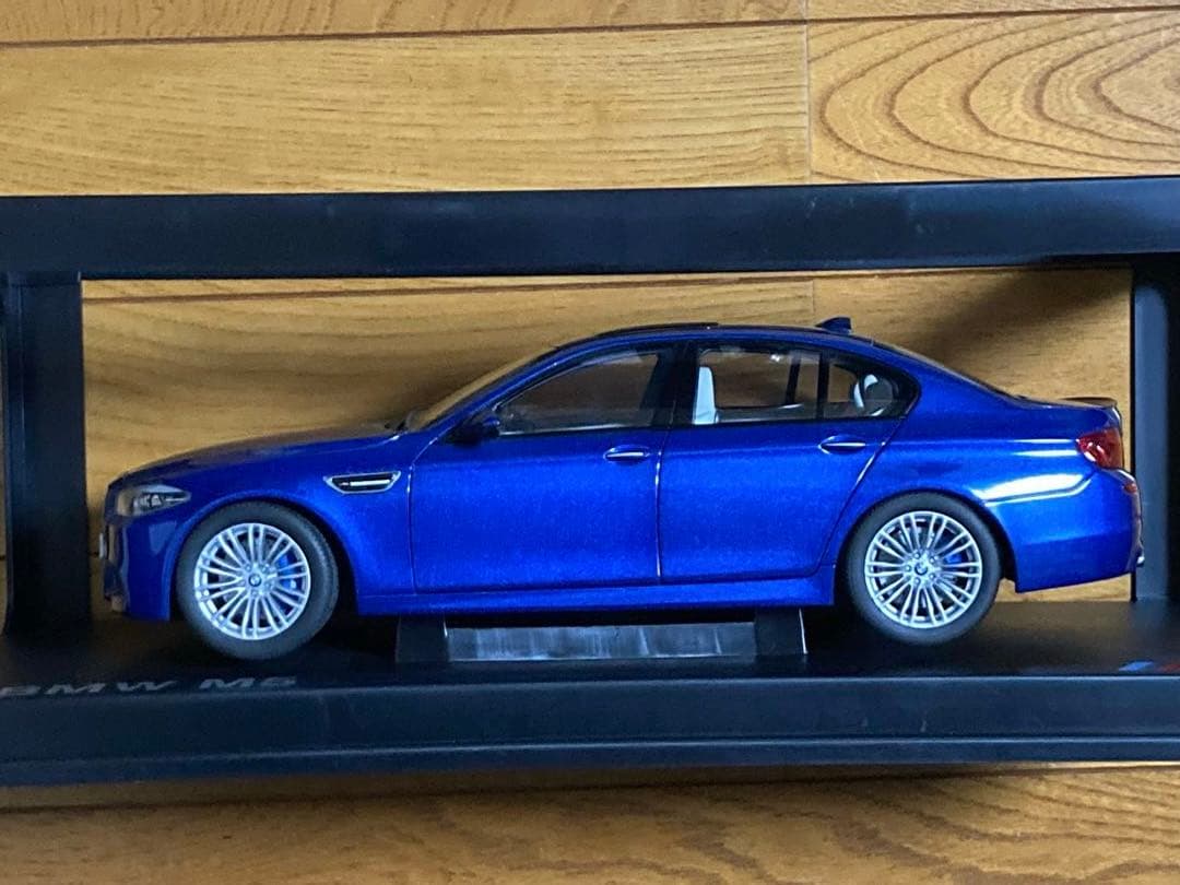 BMW M5 モンテカルロブルーミニカー