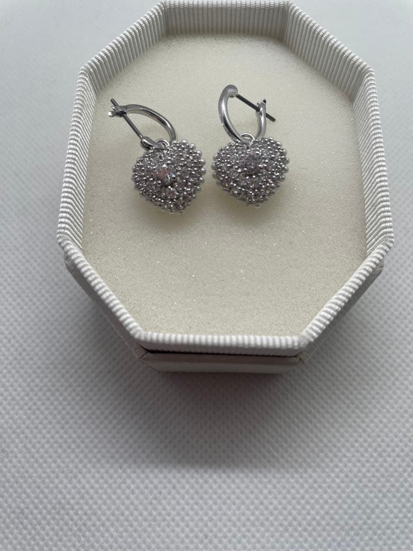 現行品　Idyllia 美品　スワロフスキー　ハート　ピアス