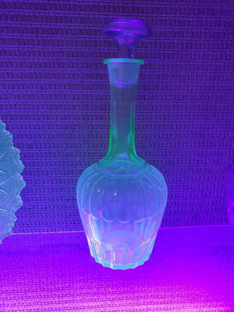 ウランガラス　デキャンタ　B