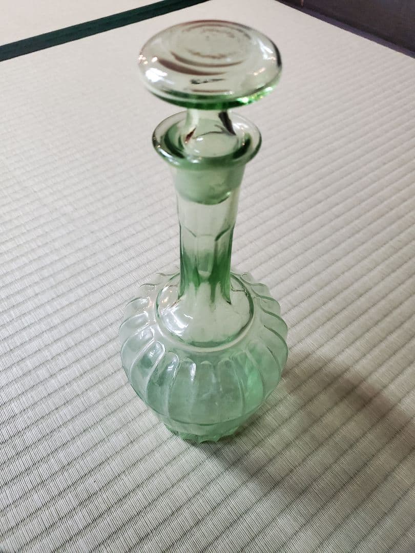 ウランガラス　デキャンタ　B