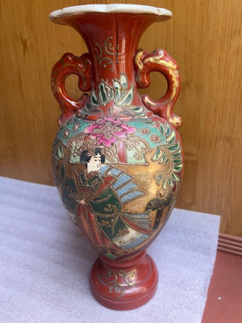 赤色の日本伝統陶器花瓶