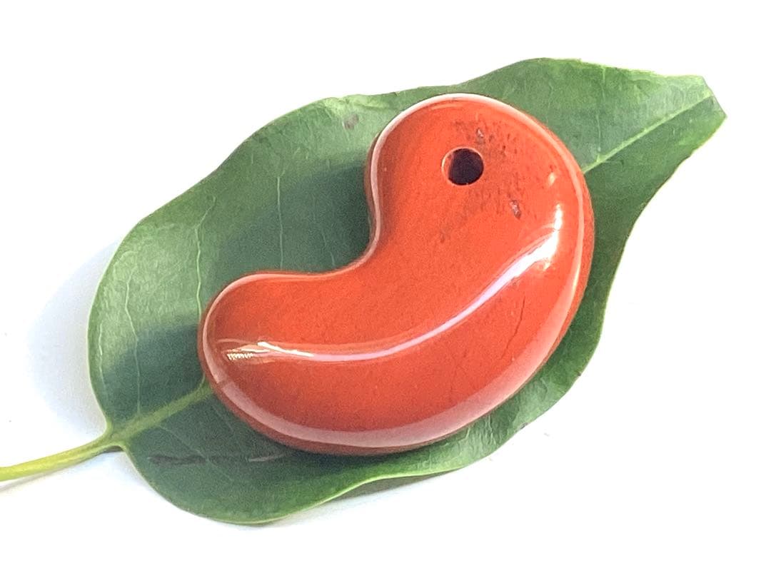 ✳天然の証【黒線】【黒筋】入り　佐渡赤石勾玉　特大サイズ　鑑別書無しの安価卸し