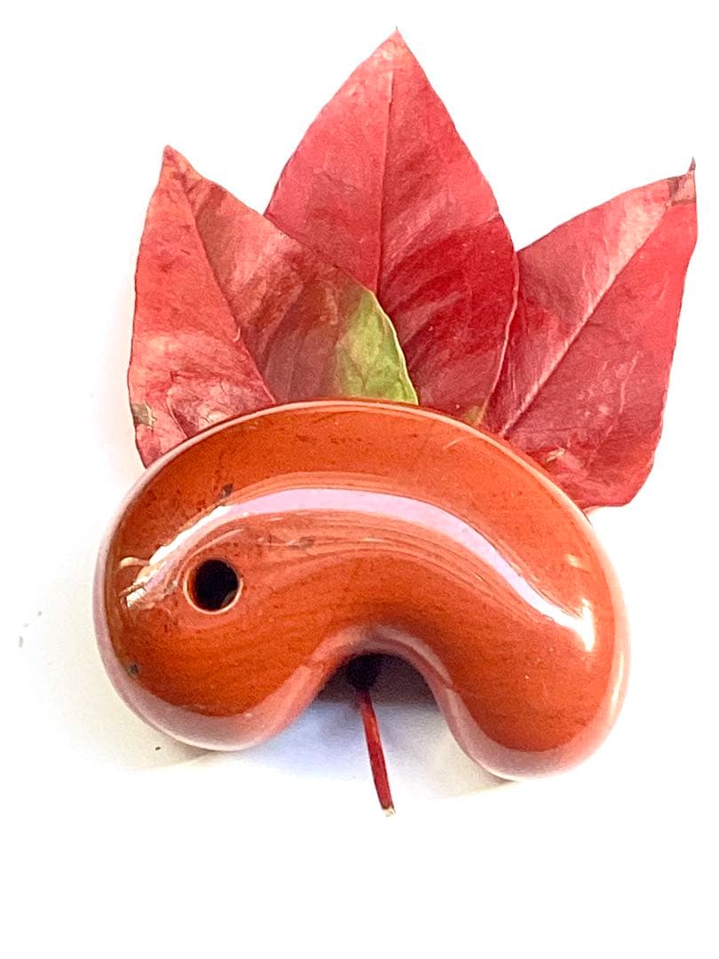 ✳天然の証【黒線】【黒筋】入り　佐渡赤石勾玉　特大サイズ　鑑別書無しの安価卸し