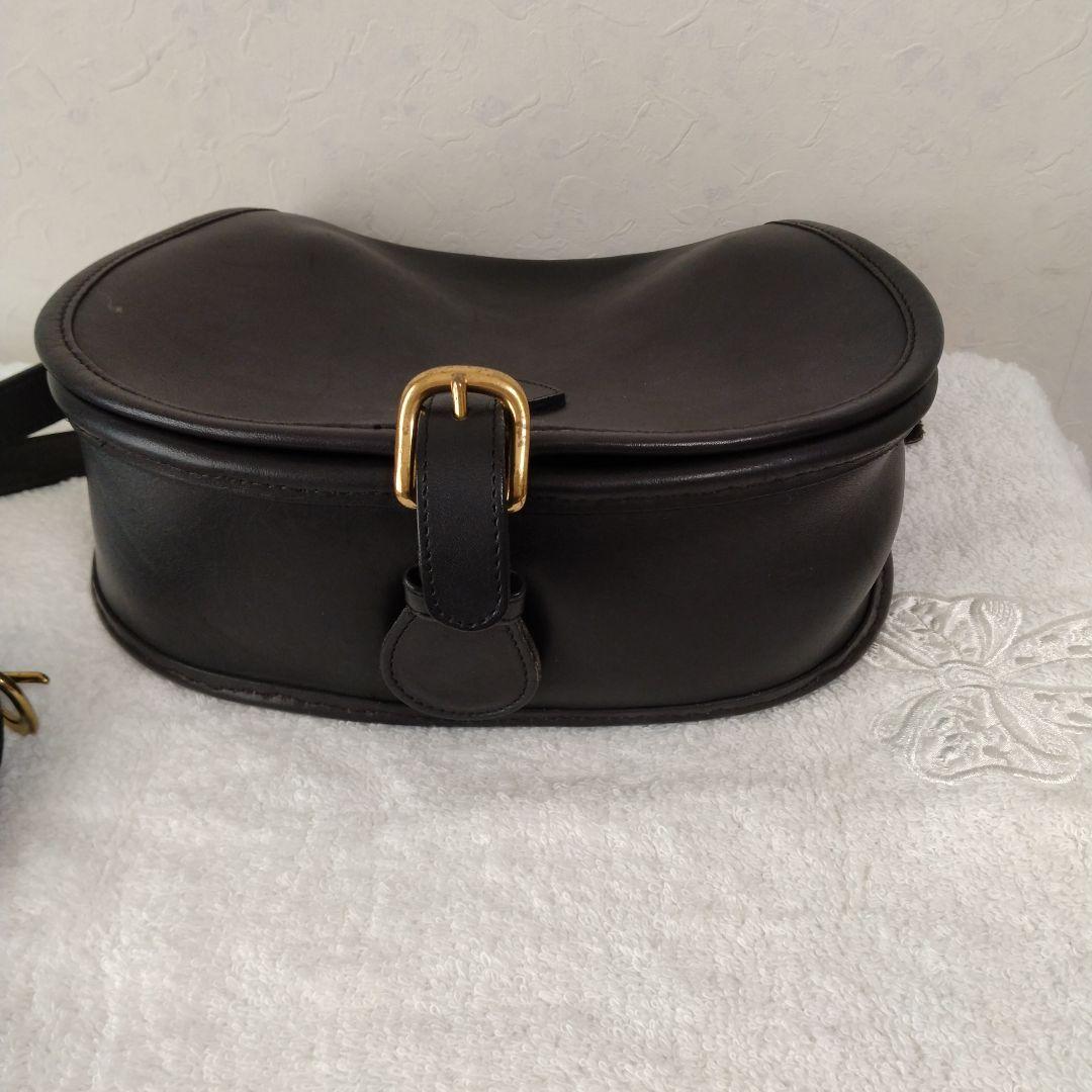 COACH 黒のレザー ハーフムーン型ショルダーバッグ