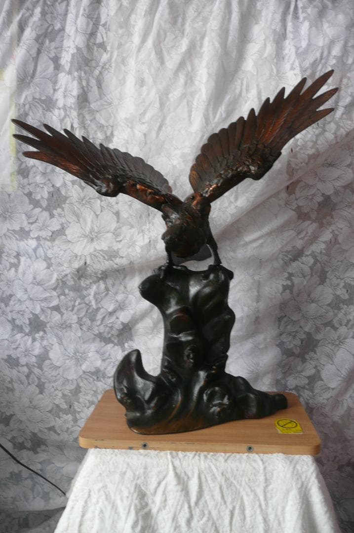 金属製、鷹鳥の置物