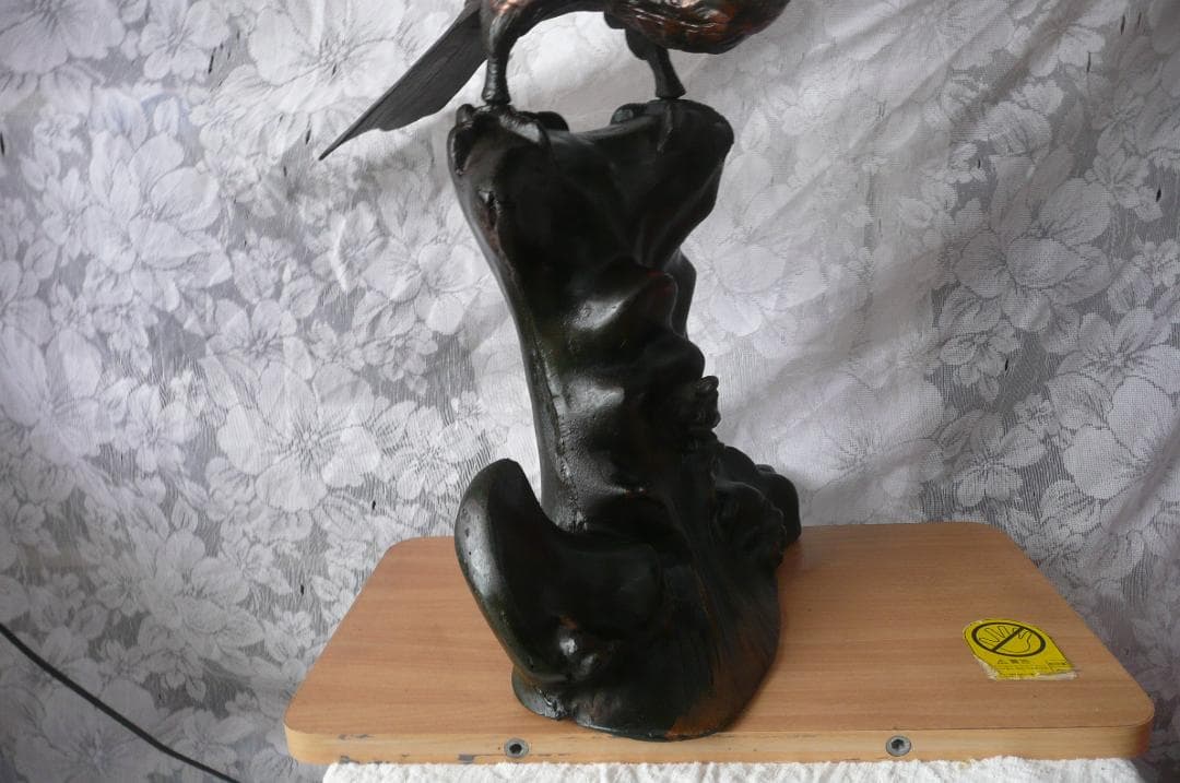 金属製、鷹鳥の置物