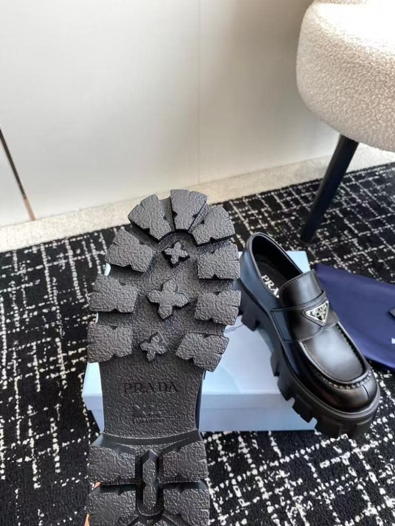 美品プラダ ブラック 厚底ローファー 38サイズ