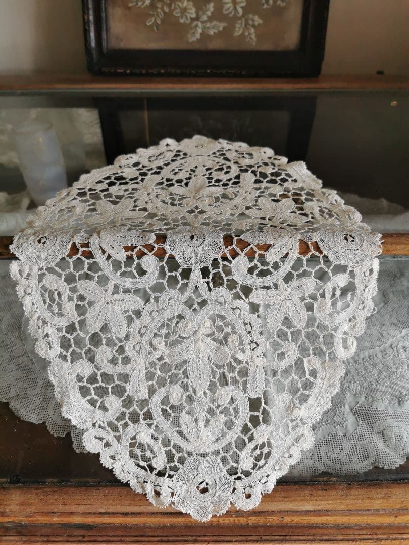 アンティークベルギー ブルージュ 草花紋様 ボビン編みリネンレースドイリー