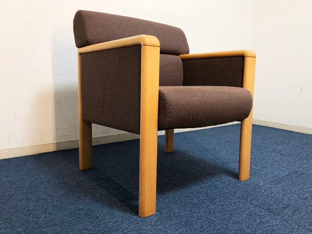 okamura 超高級1人用ソファ 布張りブラウン生地　イージーチェア脚メープル