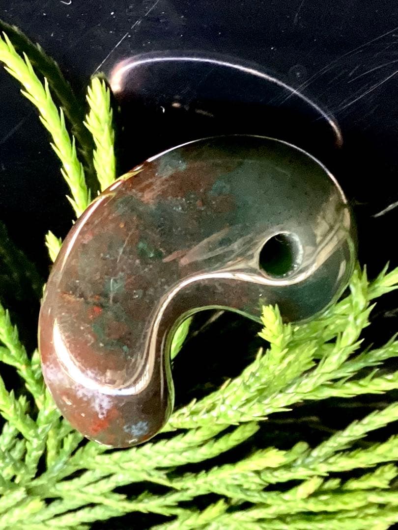 ✳出雲勾玉　1万個に1個しか無いレア勾玉‼️花仙山瑪瑙*芯部位の超極上色彩　鑑別書