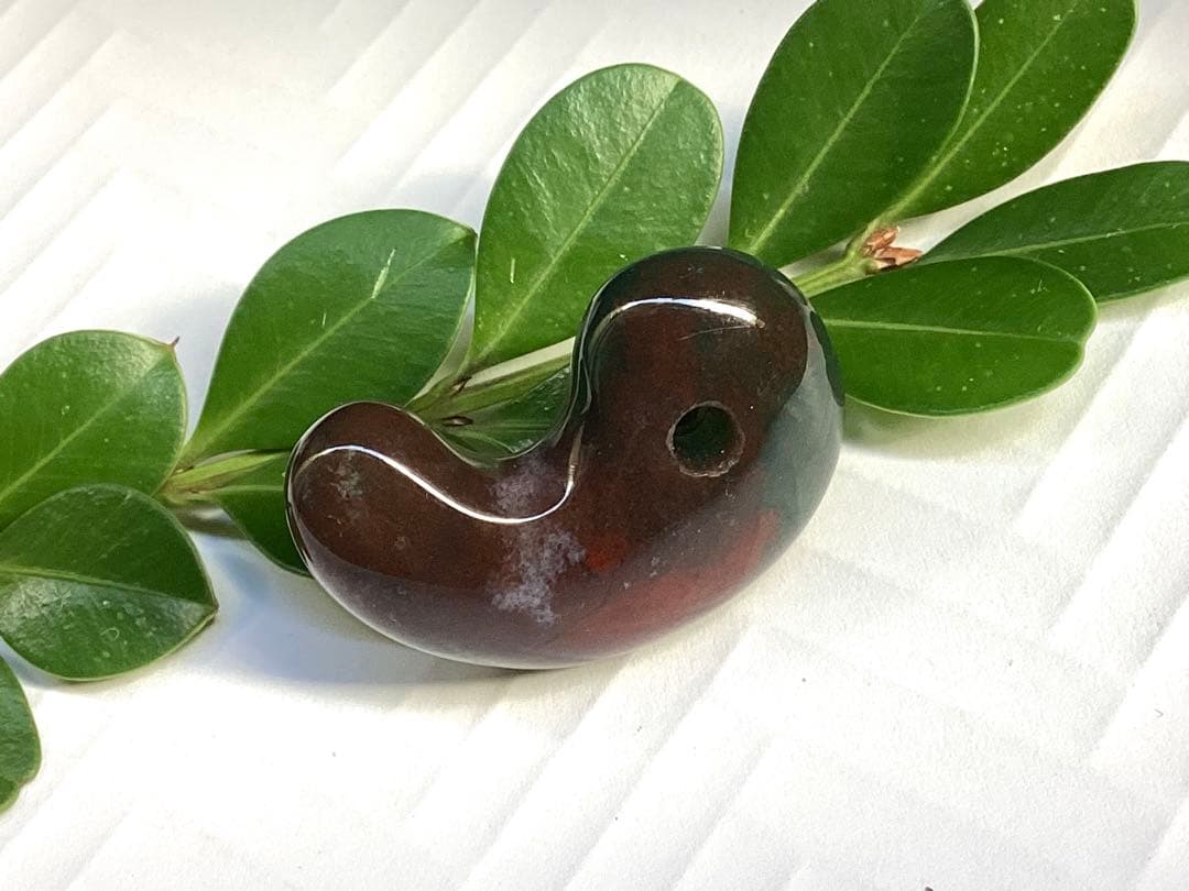 ✳出雲勾玉　1万個に1個しか無いレア勾玉‼️花仙山瑪瑙*芯部位の超極上色彩　鑑別書