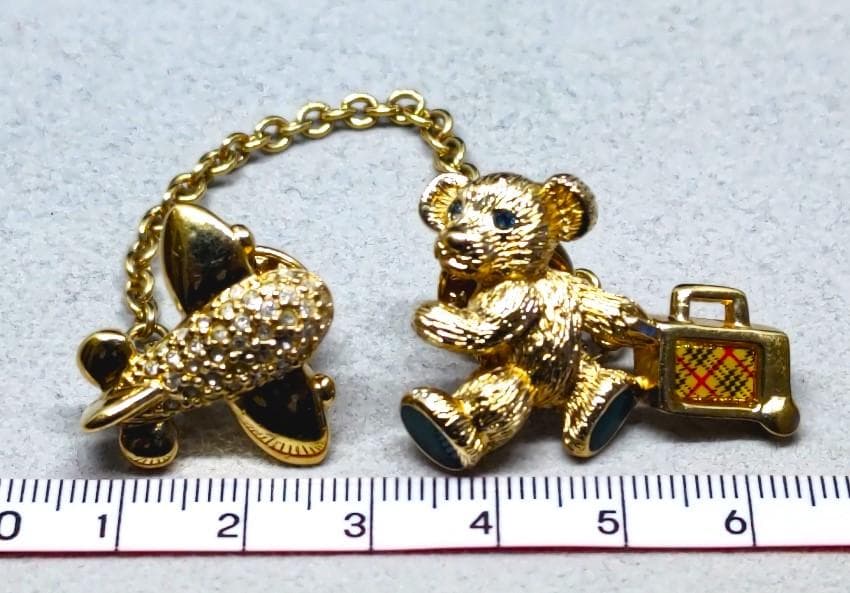 Burberrys　バーバリー　くま　ベア　飛行機　ピンバッジ　40371