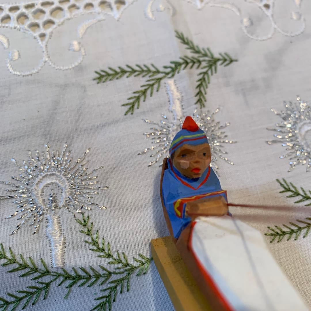 ドイツ製　木製人形　エルツ地方　ヘルビック工房のソリを引く男の子色合いが可愛い！